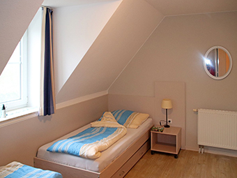 Schlafzimmer 2 mit zwei Einzelbetten (90x200), großem Kleiderschrank & TV.